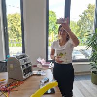 Pani Dyrektor pokazująca nominały banknotów