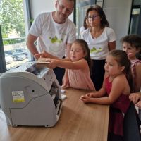 Dziewczynka próbująca swoich sił w liczeniu banknotów na liczarce