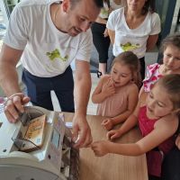 Dzieci oglądające proces liczenia na liczarce