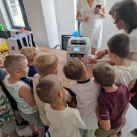 Dzieci przyglądające się pracy liczarki