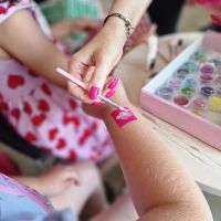 Z bliska proces wykonania brokatowego tatuażu