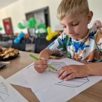 Chłopiec kolorujący malowanki