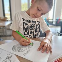 Chłopiec kolorujący malowanki