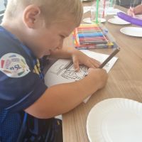 Chłopiec kolorujący malowanki