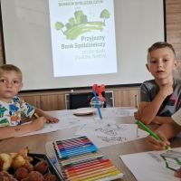 Dwaj chłopcy na tle wyświetlanego logo Święta Spółdzielczości Bankowej