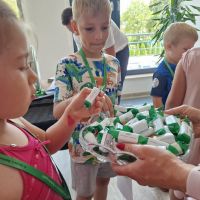 Dzieci częstujące się cukierkami krówkami