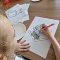 Zdjęcie kolorującej malowanke dziewczynki