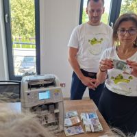 Dyrektor Banku wraz z kasjerem opowiadający o znakach pieniężnych