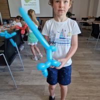 Chłopiec z balonem w kształcie pieska