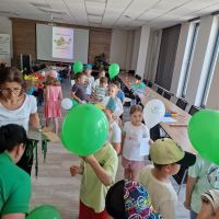 Dzieci zgromadzone na sali operacyjnej Banku z balonami w rękach