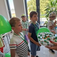 Dzieci częstujące się cukierkami