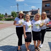 Pracownicy Banku pozujący z orzeźwiającą lemoniadą w rękach