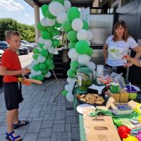 Chłopiec przy stanowisku z nagrodami