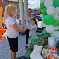 Dziewczynka losująca pytanie z Quizu wiedzy o Banku