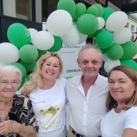 Pracownicy Banku pozujący z Klientami na tle ścianki z balonów