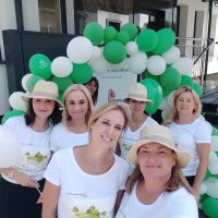 Pamiątkowe zdjęcie pracowników Banku na ściance z balonów