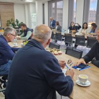 Zaproszeni gości słuchający wykładów w ramach spotkania Pierwszej Ligii Biznesu