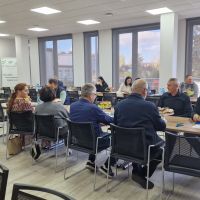 Zaproszeni gości słuchający wykładów w ramach spotkania Pierwszej Ligii Biznesu