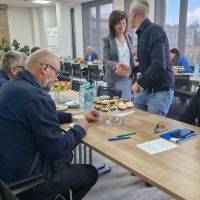 Zastępca Prezesa witająca się z przybyłymi na spotkanie gośćmi