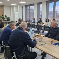 Zaproszeni gości słuchający wykładów w ramach spotkania Pierwszej Ligii Biznesu