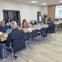 Zastępca Prezesa Zarządu witająca gości spotkania