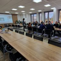 Zaproszeni gości słuchający wykładów w ramach spotkania Pierwszej Ligii Biznesu