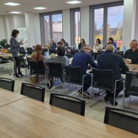 Zaproszeni gości słuchający wykładów w ramach spotkania Pierwszej Ligii Biznesu