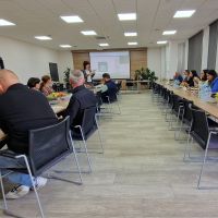 Zaproszeni gości słuchający wykładów w ramach spotkania Pierwszej Ligii Biznesu