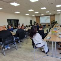 Zaproszeni gości słuchający wykładów w ramach spotkania Pierwszej Ligii Biznesu