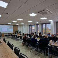 Zaproszeni gości słuchający wykładów w ramach spotkania Pierwszej Ligii Biznesu