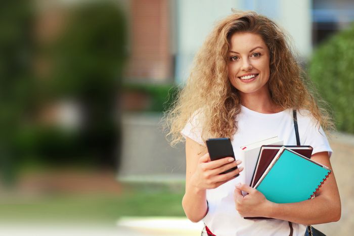 Grafika przedstawiająca młodą kobietę z telefonem w ręku