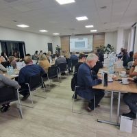 Zaproszeni gości słuchający wykładów w ramach spotkania Pierwszej Ligii Biznesu