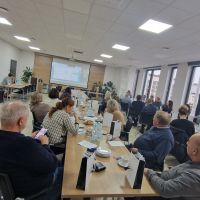 Zaproszeni gości słuchający wykładów w ramach spotkania Pierwszej Ligii Biznesu