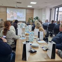 Zaproszeni gości słuchający wykładów w ramach spotkania Pierwszej Ligii Biznesu