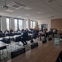 Zaproszeni gości słuchający wykładów w ramach spotkania Pierwszej Ligii Biznesu