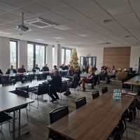 Zaproszeni gości słuchający wykładów w ramach spotkania Pierwszej Ligii Biznesu