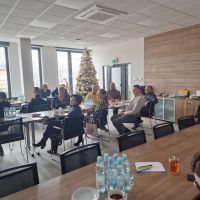 Zaproszeni gości słuchający wykładów w ramach spotkania Pierwszej Ligii Biznesu