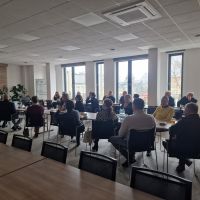 Zaproszeni gości słuchający wykładów w ramach spotkania Pierwszej Ligii Biznesu