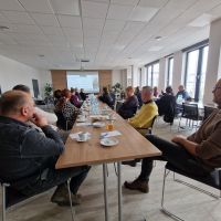 Zaproszeni gości słuchający wykładów w ramach spotkania Pierwszej Ligii Biznesu