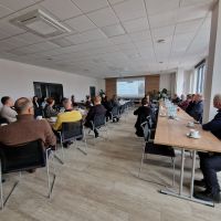 Zaproszeni gości słuchający wykładów w ramach spotkania Pierwszej Ligii Biznesu