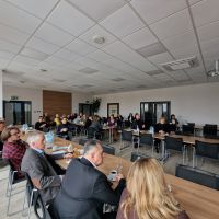 Zaproszeni gości słuchający wykładów w ramach spotkania Pierwszej Ligii Biznesu