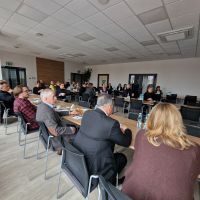 Zaproszeni gości słuchający wykładów w ramach spotkania Pierwszej Ligii Biznesu