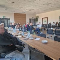 Zgromadzeni na sali konferencyjnej Banku goście zaproszeni na spotkanie Pierwszej Ligii Biznesu