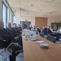 Zgromadzeni na sali konferencyjnej Banku goście zaproszeni na spotkanie Pierwszej Ligii Biznesu