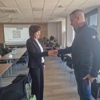 Zastępca Prezesa Zarządu podająca dłoń na przywitanie zaproszonemu gościowi