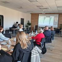 Zaproszeni gości słuchający wykładów w ramach spotkania Pierwszej Ligii Biznesu