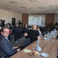 Zaproszeni gości słuchający wykładów w ramach spotkania Pierwszej Ligii Biznesu