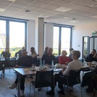 Zaproszeni gości słuchający wykładów w ramach spotkania Pierwszej Ligii Biznesu