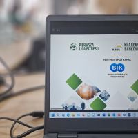 Laptop wyświetlający materiały ze spotkania „Pierwszej Ligii Biznesu”