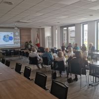 Zaproszeni gości słuchający wykładów w ramach spotkania Pierwszej Ligii Biznesu